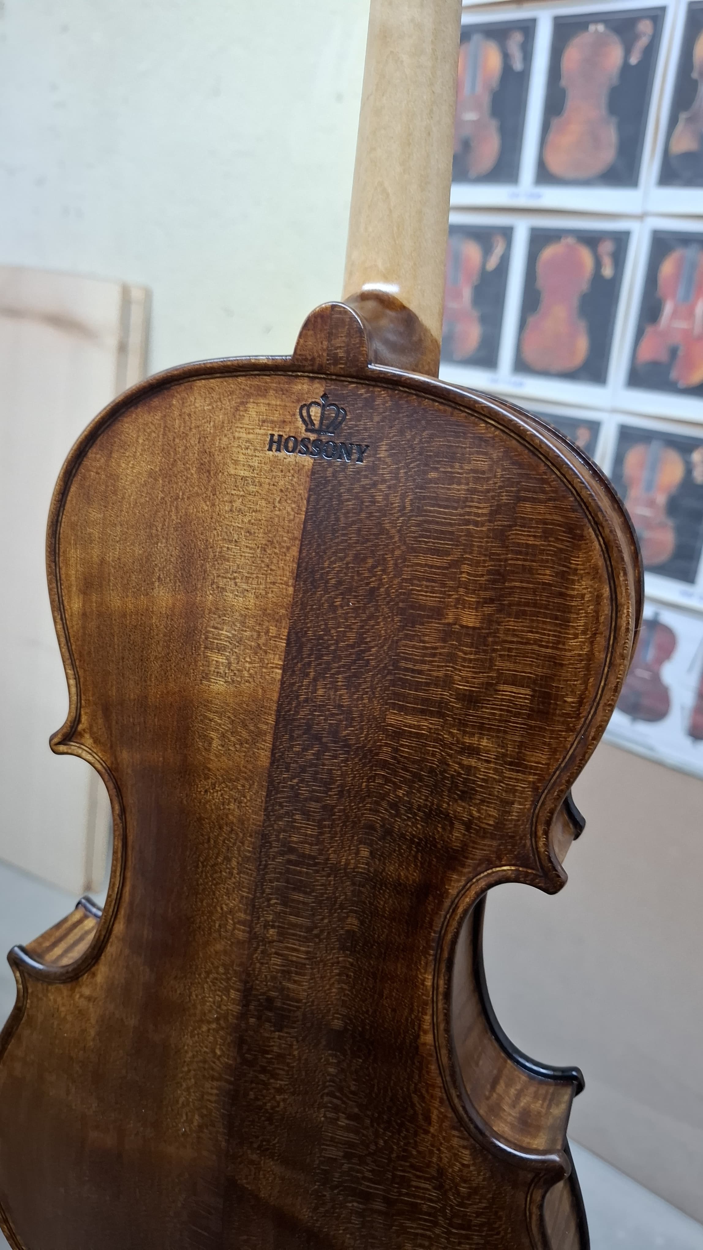 Aplicação de verniz violino