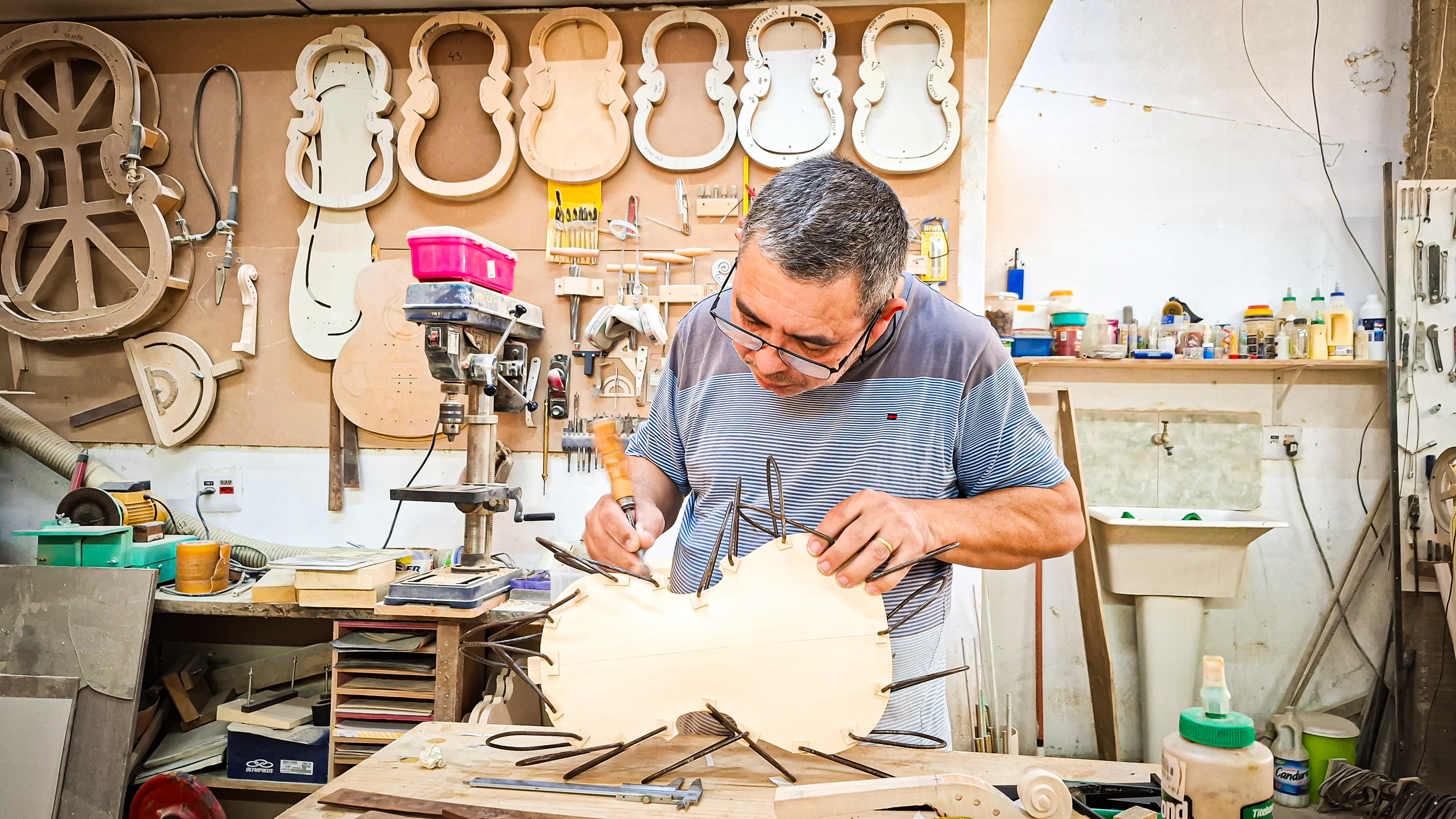 Mestre Luthier trabalhando